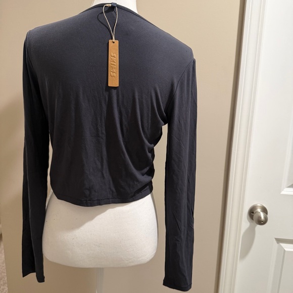 NWT SKIMS SOFT LOUNGE RIB LONG SLEEVE CROP TOP WOMENS SIZE LARGE in GRAPHITE - Picture 9 of 9